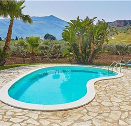 2 bedroom villa with pool and jacuzzi in Scopello, sleeps 6